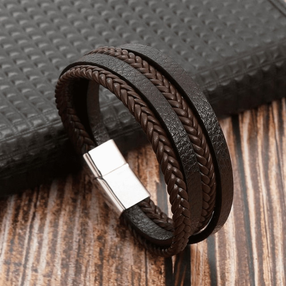 Hochwertiges Lederarmband für Männer - Stilvolles Bling mit Edelsteinen und Charms